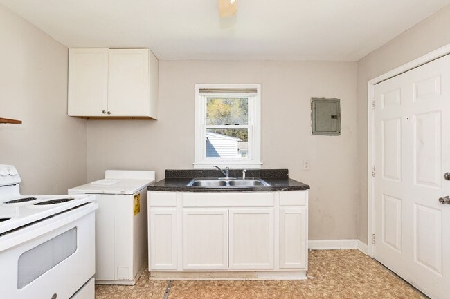 Building Photo - Corner Lot Two Bedroom Home