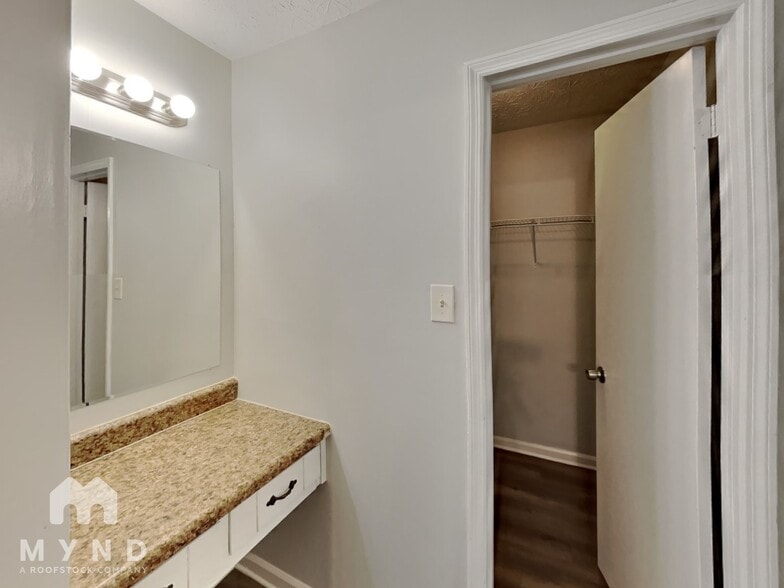 Building Photo - 3050 Brook Hollow Dr