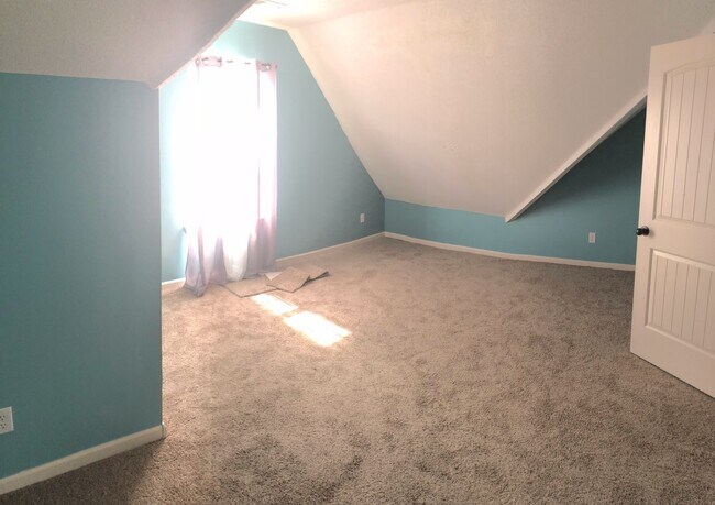 Building Photo - 4 Bedrooms in Exclusive Snowden Grove