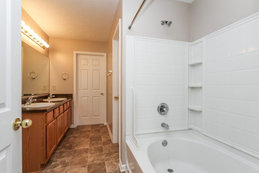 Building Photo - 6919 N Karnes Dr