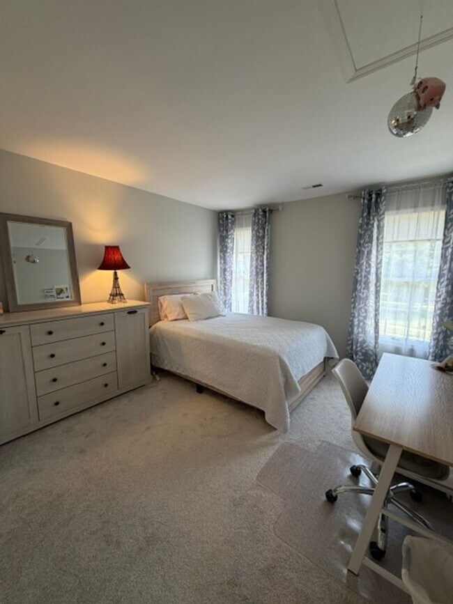 Building Photo - SPACIOUS SF HOME IN GERMANTOWN