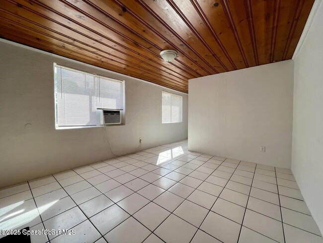 Building Photo - 441 Vickers St