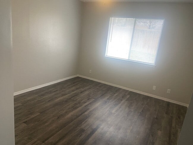 Building Photo - 2 bedroom 2 bath Duplex