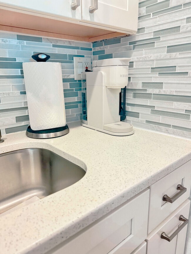 Building Photo - Breathtaking Lower PH Beachfront 2/2 Condo