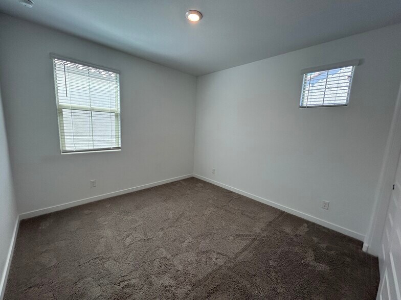 Building Photo - 1168 E Sabino Dr