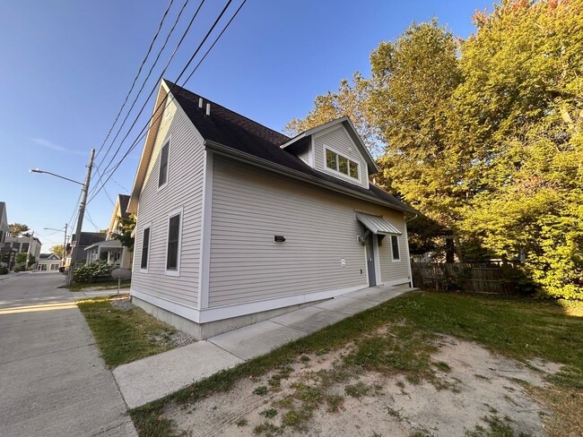 Building Photo - Four Bedroom Home in Eastown GR