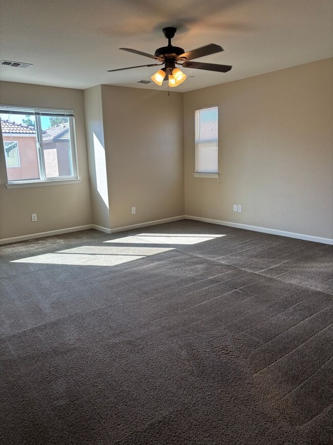 Building Photo - Beautiful 3 bedroom, 2.5 bathroom Home