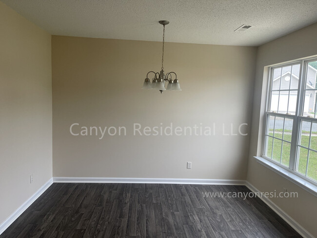 Building Photo - Beautiful 3b Room! Move in ready!