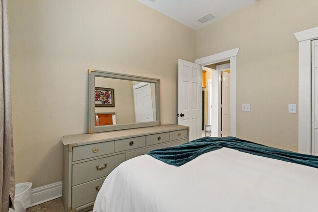 Building Photo - 509 S Willow Ave