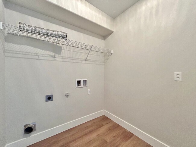 Building Photo - Inviting 4/BR 2/BA Home with Spacious Back...