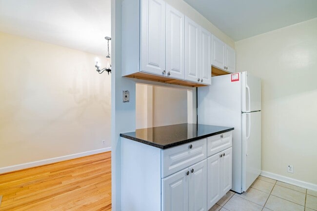 Building Photo - Beautifully Maintained 3 Levels, 2 Bedroom...