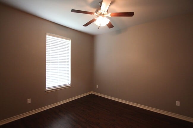 Building Photo - Beautiful 3 Bedroom 2 Bath Home in Guinn E...