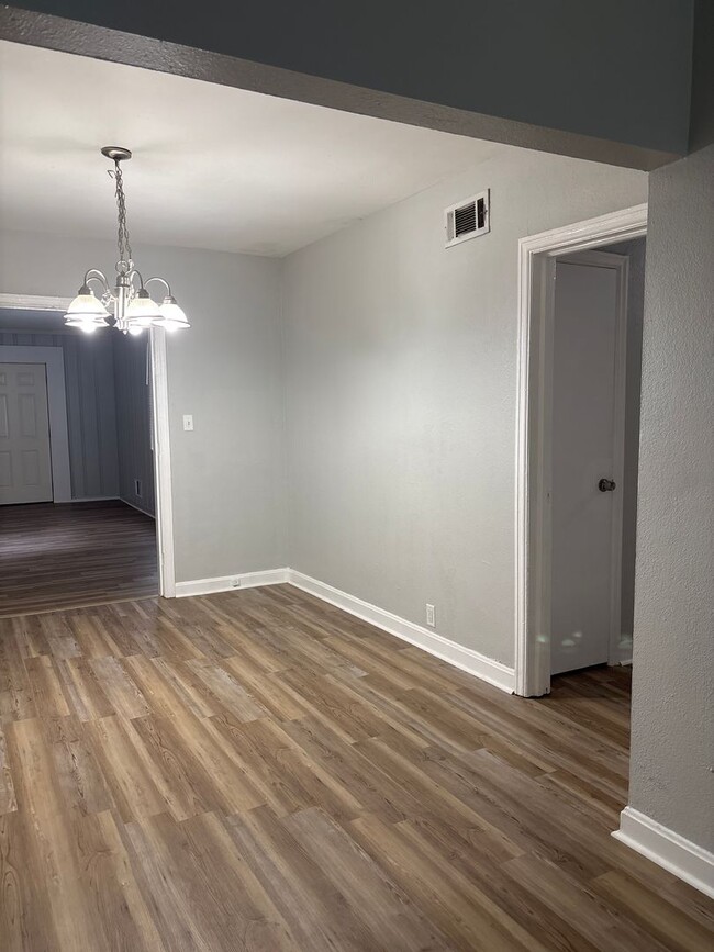 Building Photo - Beautiful South Cloverdale