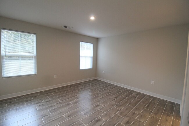 Building Photo - 105 S Peak Dr