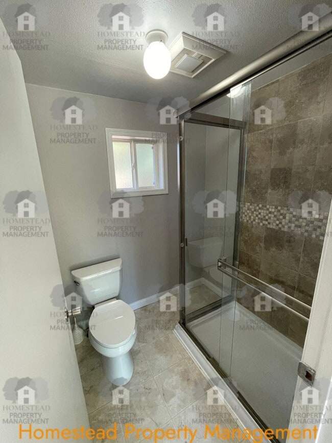 Building Photo - Hard to find 3 bedroom 2, bathroom.