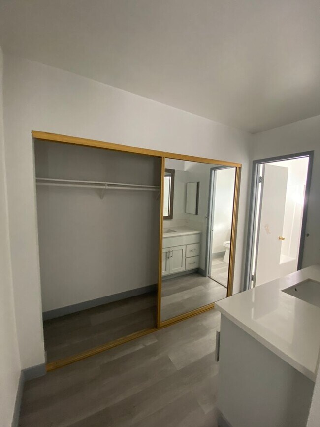 Building Photo - Julian House (DMM125)