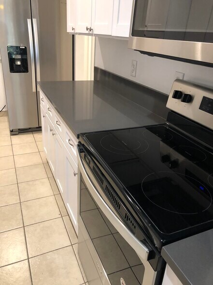 Building Photo - 5650 Sumner Way