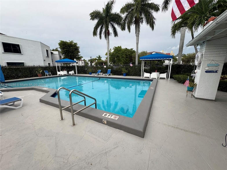 Building Photo - 9405 Fontainebleau Blvd