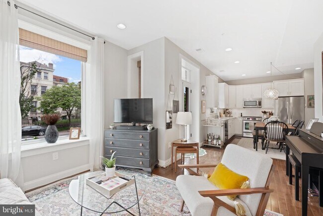 Building Photo - 1249 Kenyon St NW