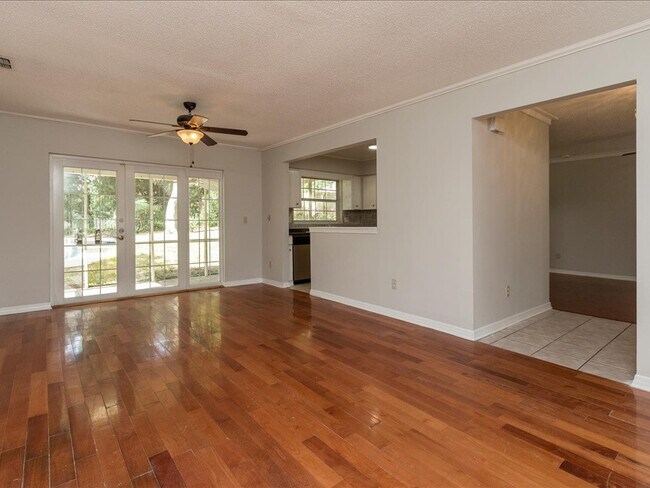 Building Photo - Single Family Pool Home Excellent Location