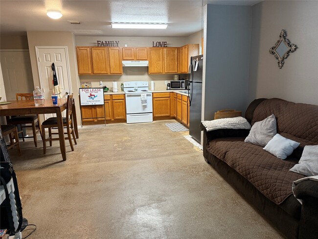 Building Photo - 363 N Rife St