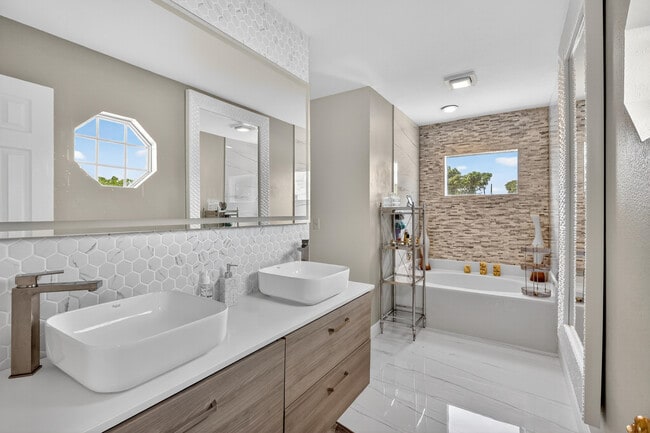 Building Photo - 1676 SW Mackey Ave