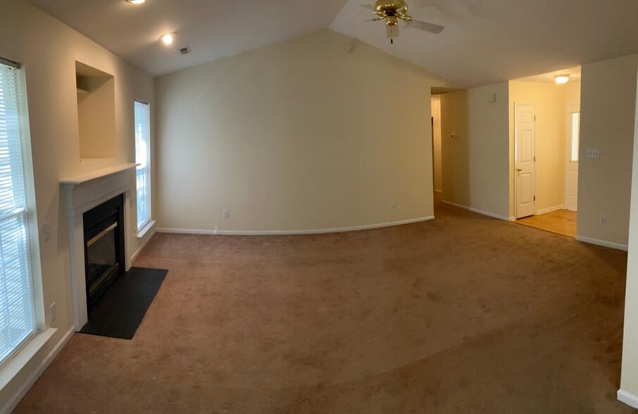 Living room from kitchen - 3202 Pine Pointe St