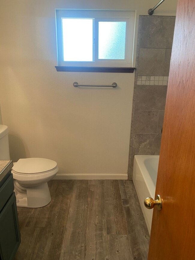 Building Photo - 3 Bedroom 2 Bathroom Golden West school di...