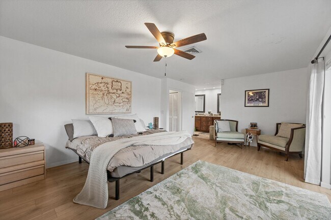 Building Photo - 404 Pine Tree Ct