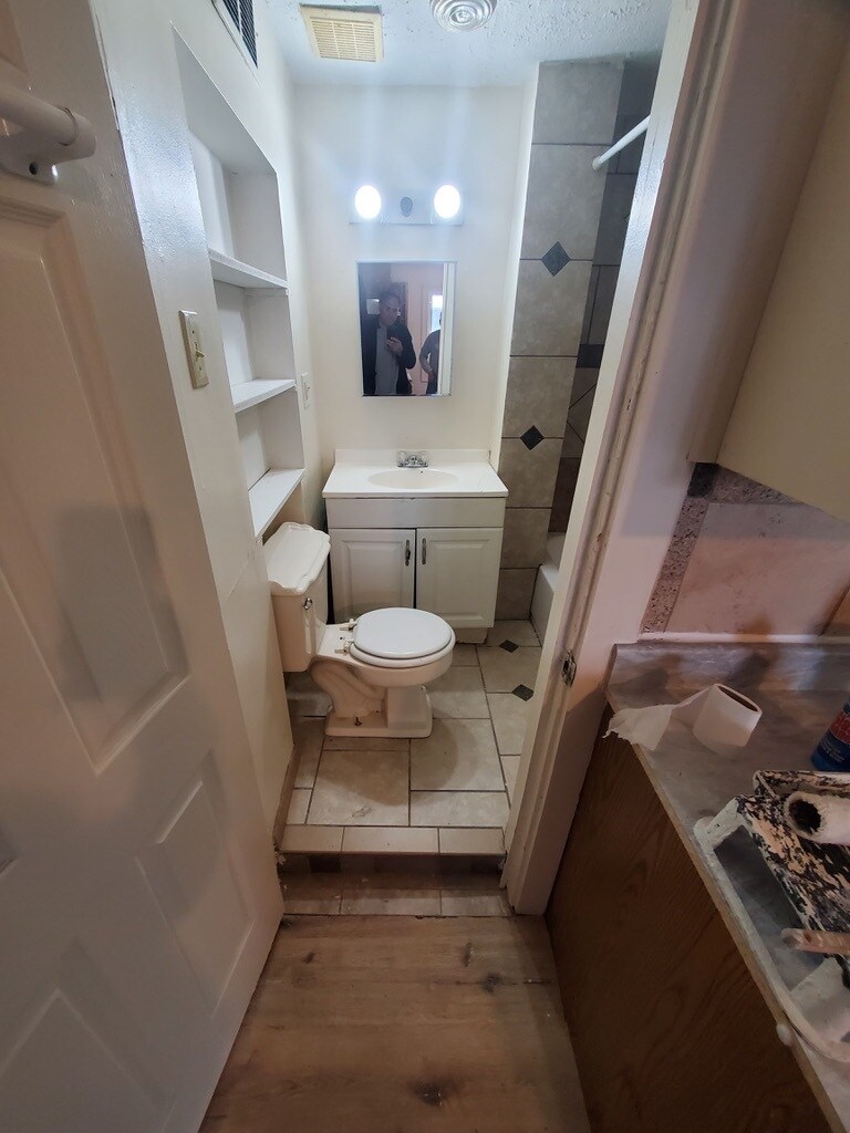 Building Photo - 370 Cole Ave