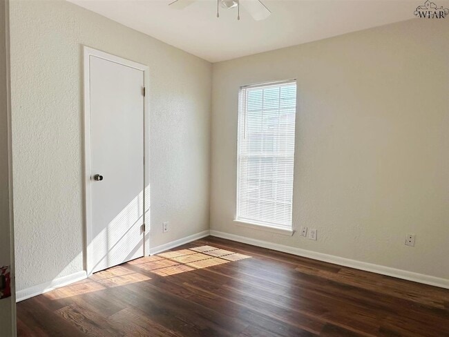 Building Photo - 3016 Stearns Ave