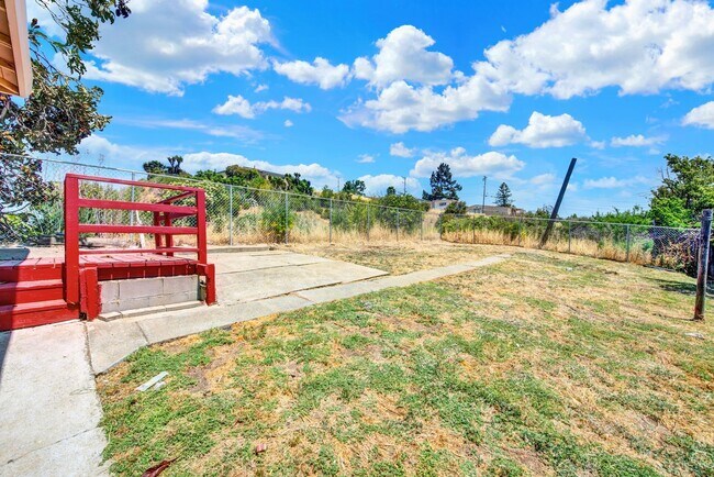 Building Photo - Great 2 Bed 1 Bath House in Vallejo -- AVA...