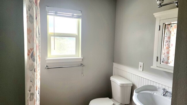 Building Photo - Lovely Oak Harbor Living and Pet Friendly!!