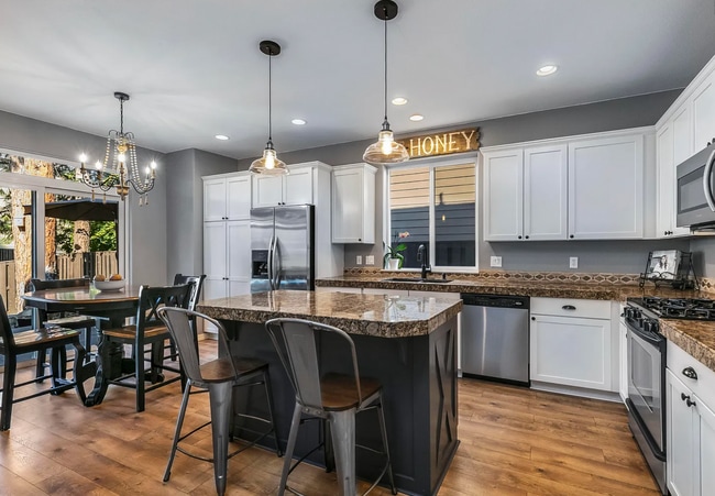 Building Photo - Gorgeous, Bright 4 Bedroom Home in SW Bend!
