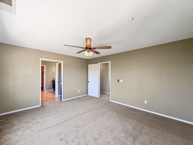 Building Photo - Bright & Spacious 3B/3BA Home with Communi...
