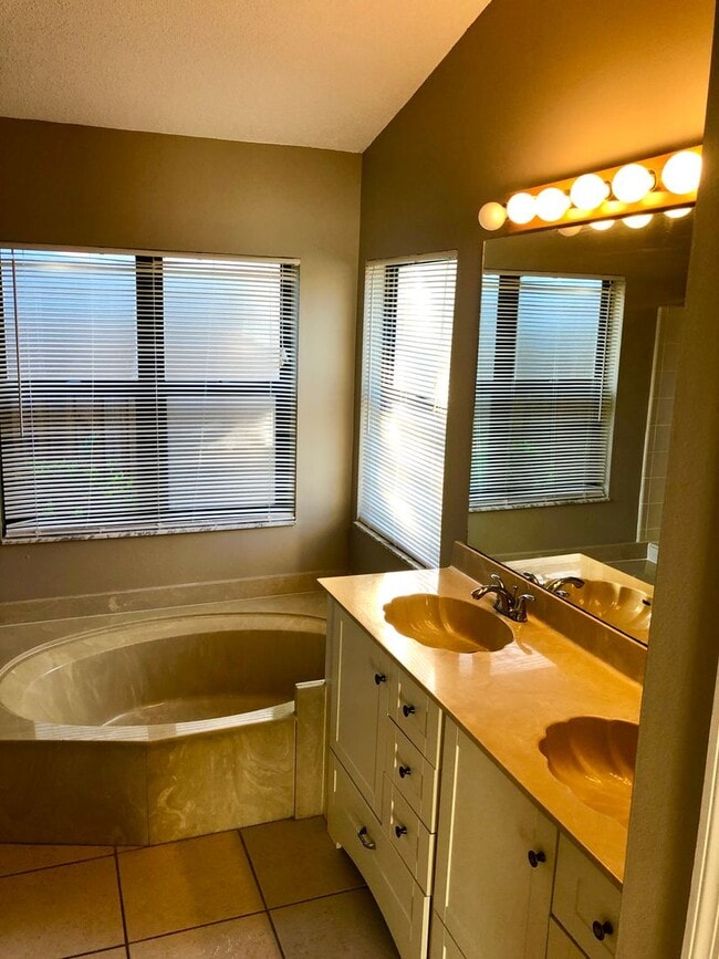 Building Photo - 3/2 Pool Home in Alafaya Woods - Renovated 2021