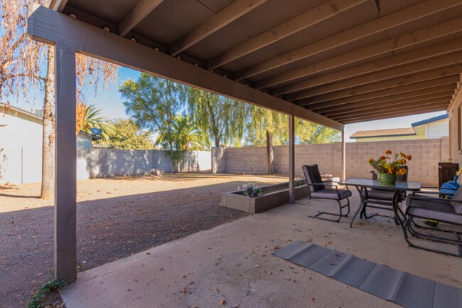 Building Photo - 3232 E Poinsettia Dr