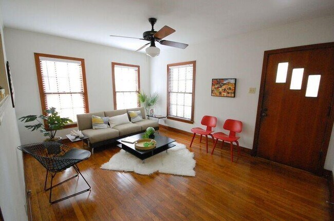 Building Photo - 407 E Annie St