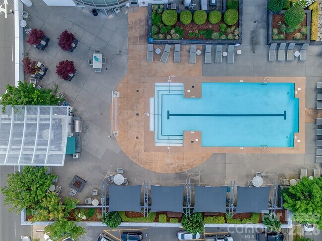 Building Photo - 333 W Trade St