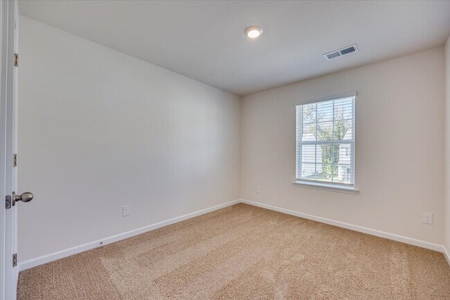 Building Photo - 587 King Clover Ln