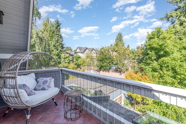 Building Photo - Sunset Hill Home