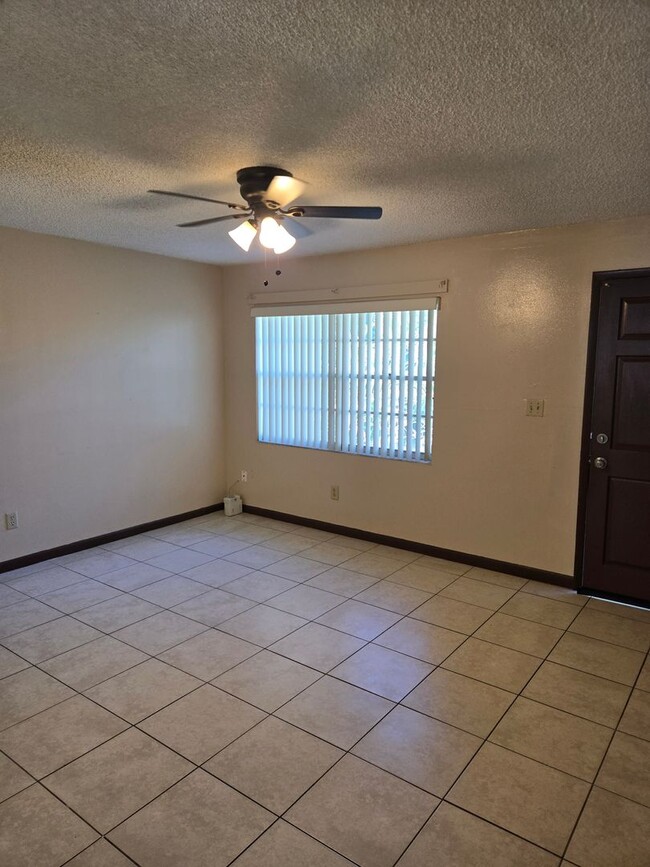 Building Photo - SPACIOUS 2 BEDROOM 1 BATH DUPLEX LOCATED I...