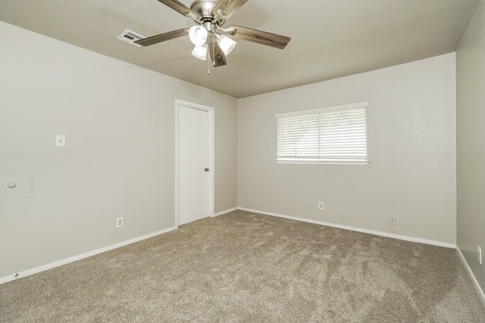 Building Photo - 1070 Hickory Trail St