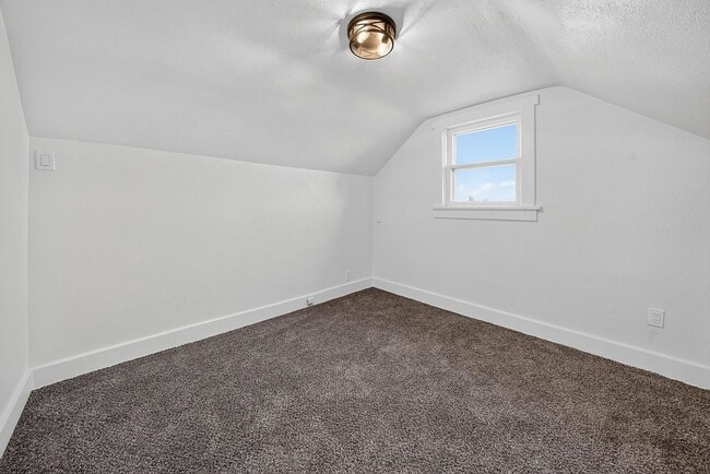 Building Photo - 1503 E Wellesley Ave