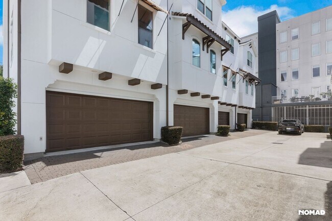 Building Photo - Stylish 3BR gated Townhome in Houston