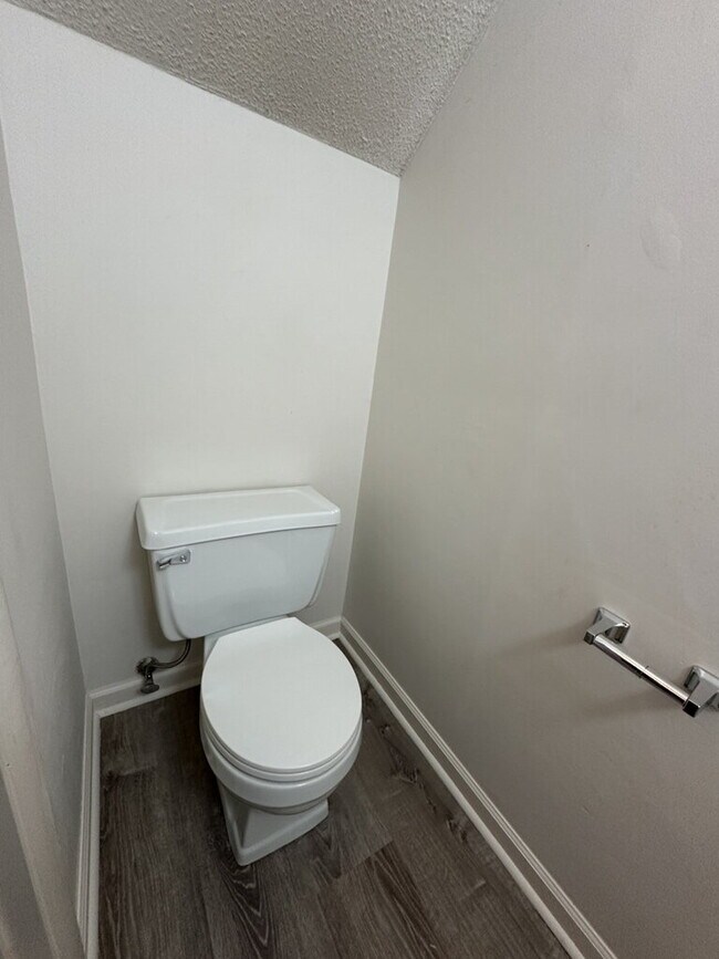 Building Photo - Charming 2 Bedroom, 1.5 Bath Townhome-103 Palace Circle