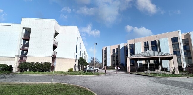 Building Photo - 2705-2715 Cherry Rd