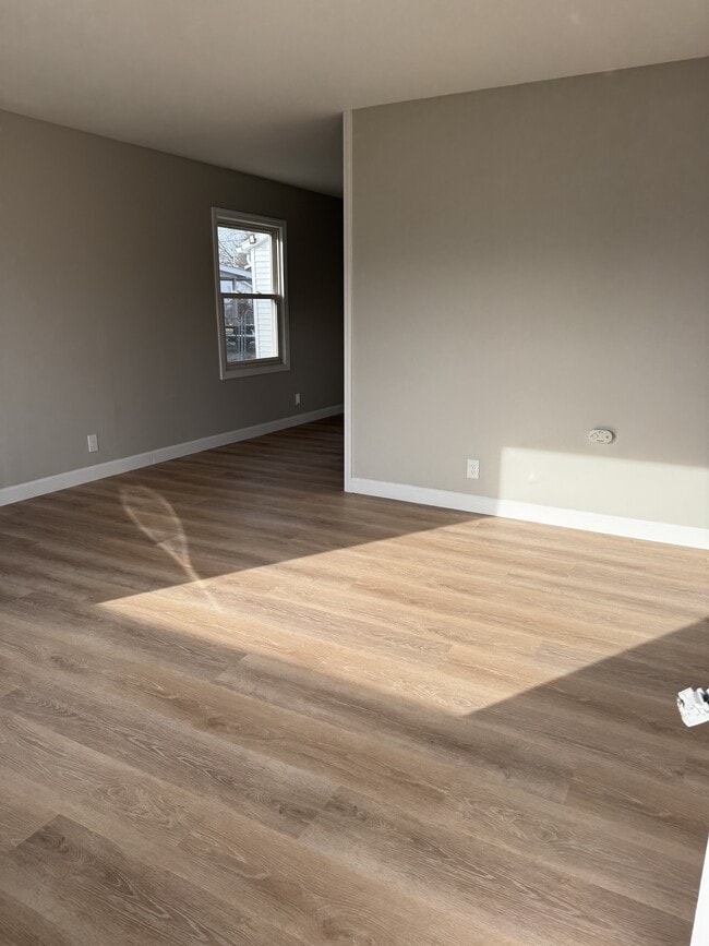 Building Photo - 580 Edgewood Dr