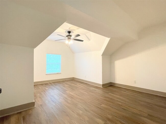 Building Photo - 210 Crescent Dr