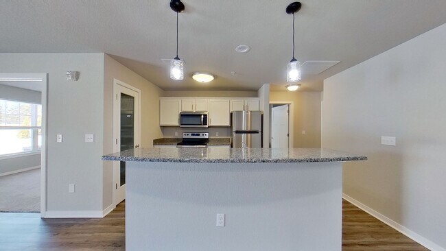 Building Photo - Like New Condo Style Lower 1 Bedroom 1 Bathroom Apartment is Available